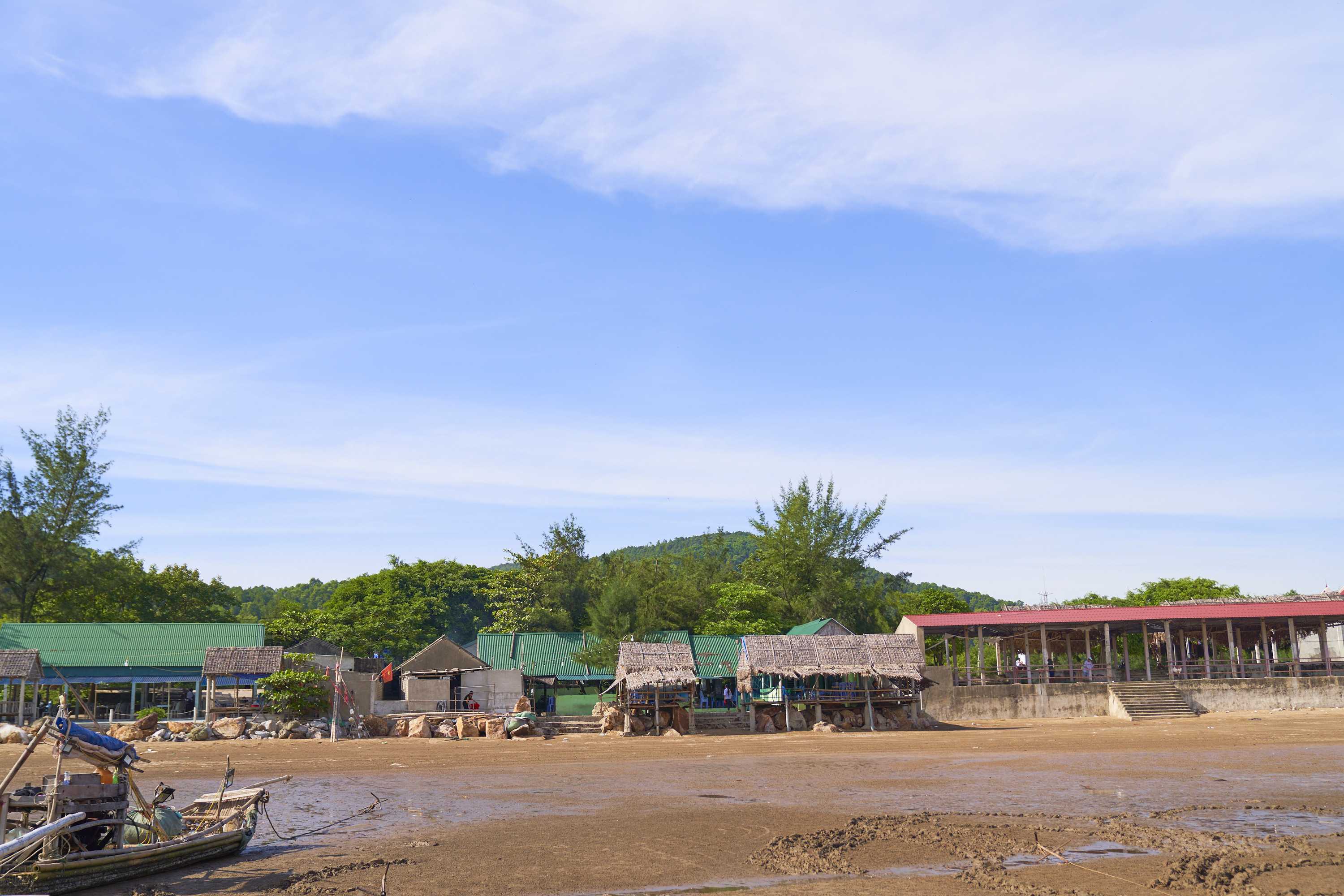 Cua Hien Nghe An Beach is now one of the attractions of many tourists to rest and relax by the poetic and peaceful beauty.