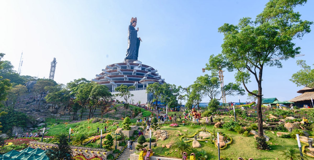 Sun World Bà Đen Mountain với chủ đầu tư là Tập đoàn Sun Group, là đơn vị tiên phong trong việc tiếp đón và phục vụ du khách đến tham quan