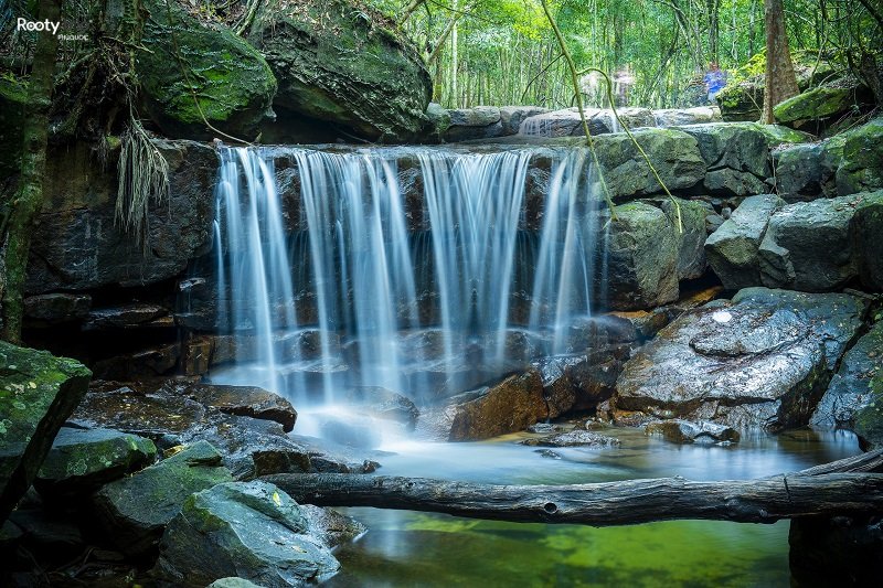 Clear waterfall - relaxing bathing point, unique check in