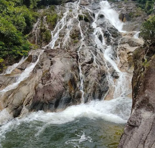 Ma Hao Waterfall is compared to the people here as a fairy to sleep in the middle of the mountains. Every year, in the summer, this place welcomes thousands of visitors to visit and take a cool bath.