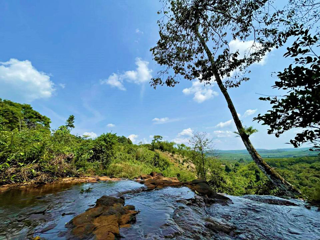 In 2017, Voi Binh Phuoc Waterfall was recognized as a provincial monument and a place to preserve the famous ecosystem and flora of this land.