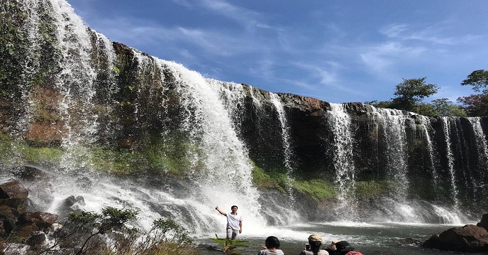 Belonging to the Trang Lach grass complex in Dong Nai commune, Binh Phuoc province, Voi waterfall is a famous landscape for its pristine, rustic and rustic beauty.