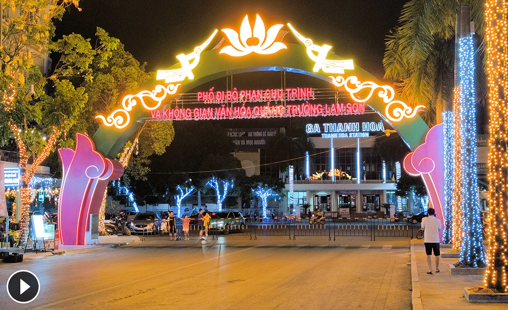 Phan Chu Trinh walking space formed in Lam Son square area, the largest in Thanh Hoa city.