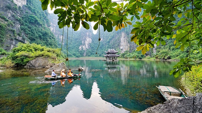 Sitting on the boat to visit the Va Vong, visitors will go to surprise to surprise.