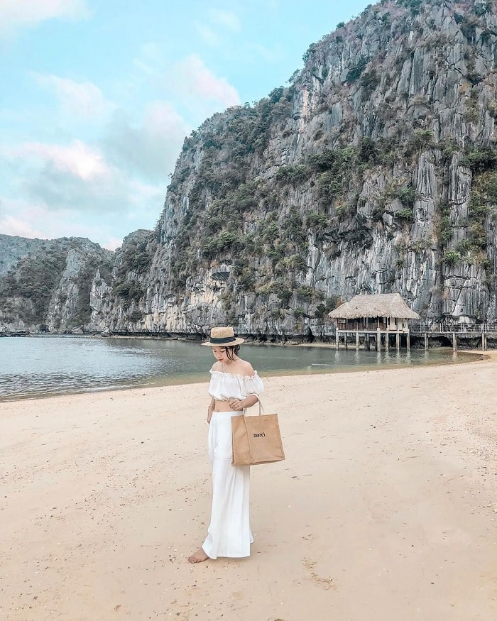 Van Boi Beach, 극도로 푸른 바다와 깨끗한 많은 관광객들은 수영을 좋아하고 시원한 물에 담그고 산들 바람을 즐깁니다.