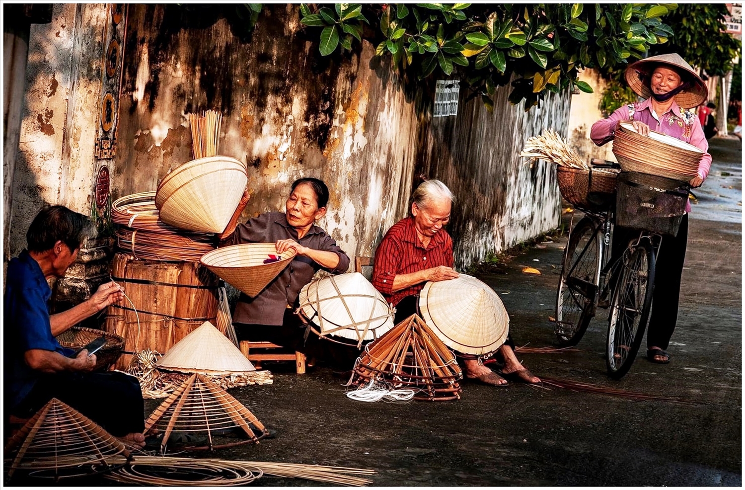 Làng Tây Hồ: Điểm Đến Cho Những Ai Mê Mẩn Vẻ Đẹp Nón Bài Thơ