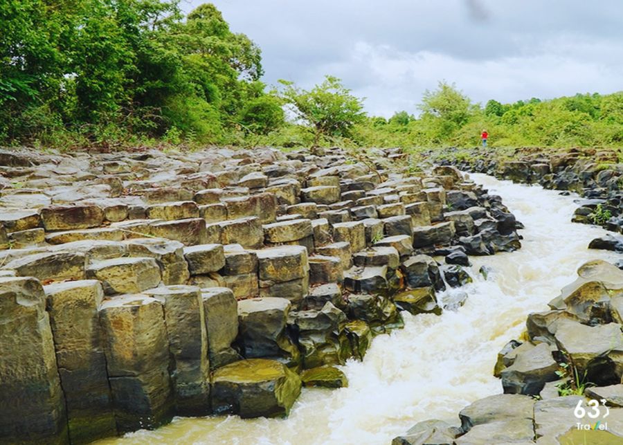 Suối đá cổ làng Vân - Gia Lai